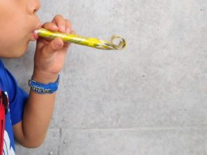 吹き戻しで遊ぶ男の子