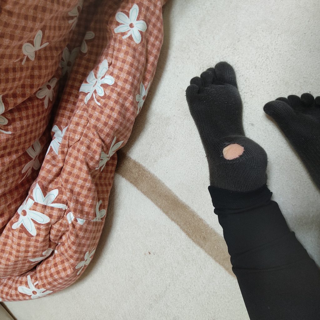 穴があいた靴下
