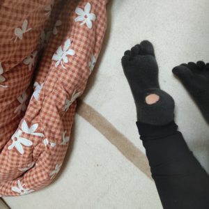 穴があいた靴下